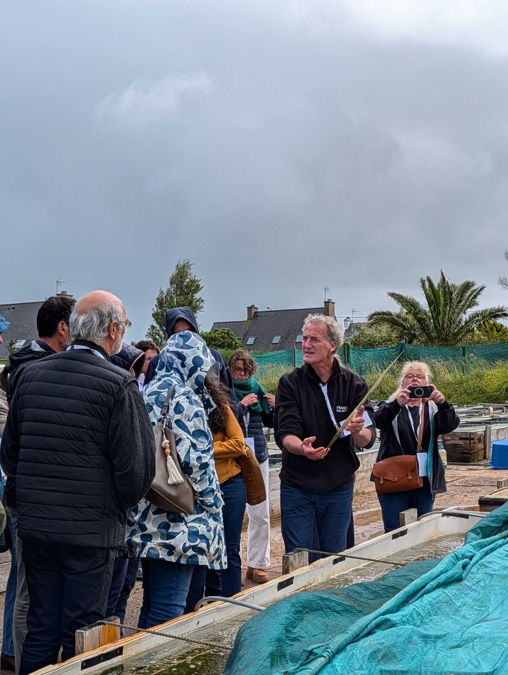 Sylvain Huchette présente les bassins extérieurs. Crédit photo : Campus mondial de la mer