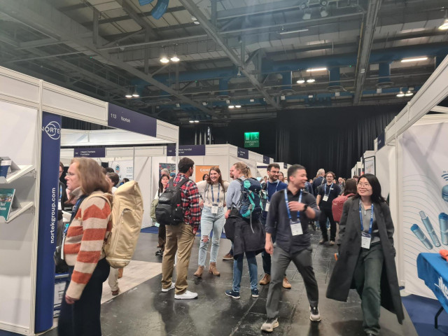 Vue de la foule lors de l’Ocean Sciences Meeting, avec de nombreux participants circulant entre les stands et échangeant autour des thématiques liées aux sciences et aux technologies marines.
