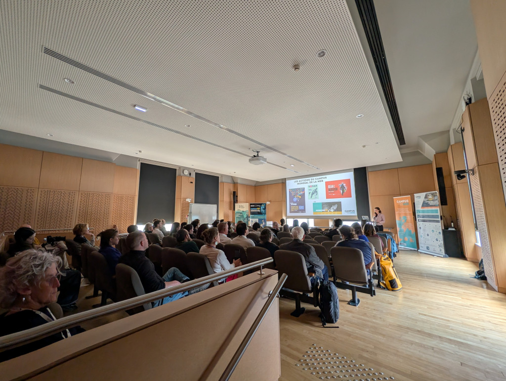Participants assis lors de la partie conférence de la Rencontre Immersion à la Station biologique de Roscoff, écoutant une présentation en salle dans un cadre scientifique. Crédit : Campus mondial de la mer