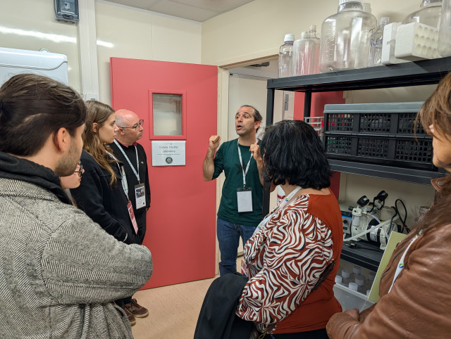 Charles Bachy, présentant la RCC lors de la rencontre immersion à la Station biologique de Roscoff. Crédit : Campus mondial de la mer.