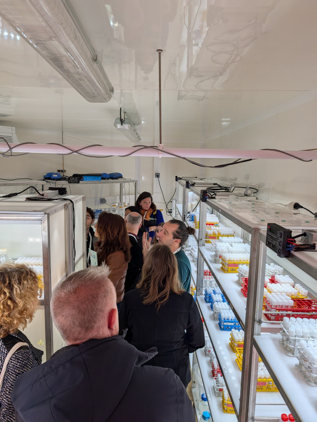 Charles Bachy présentant les activités de la RCC lors de la rencontre immersion à la Station biologique de Roscoff. Crédit : Campus mondial de la mer.