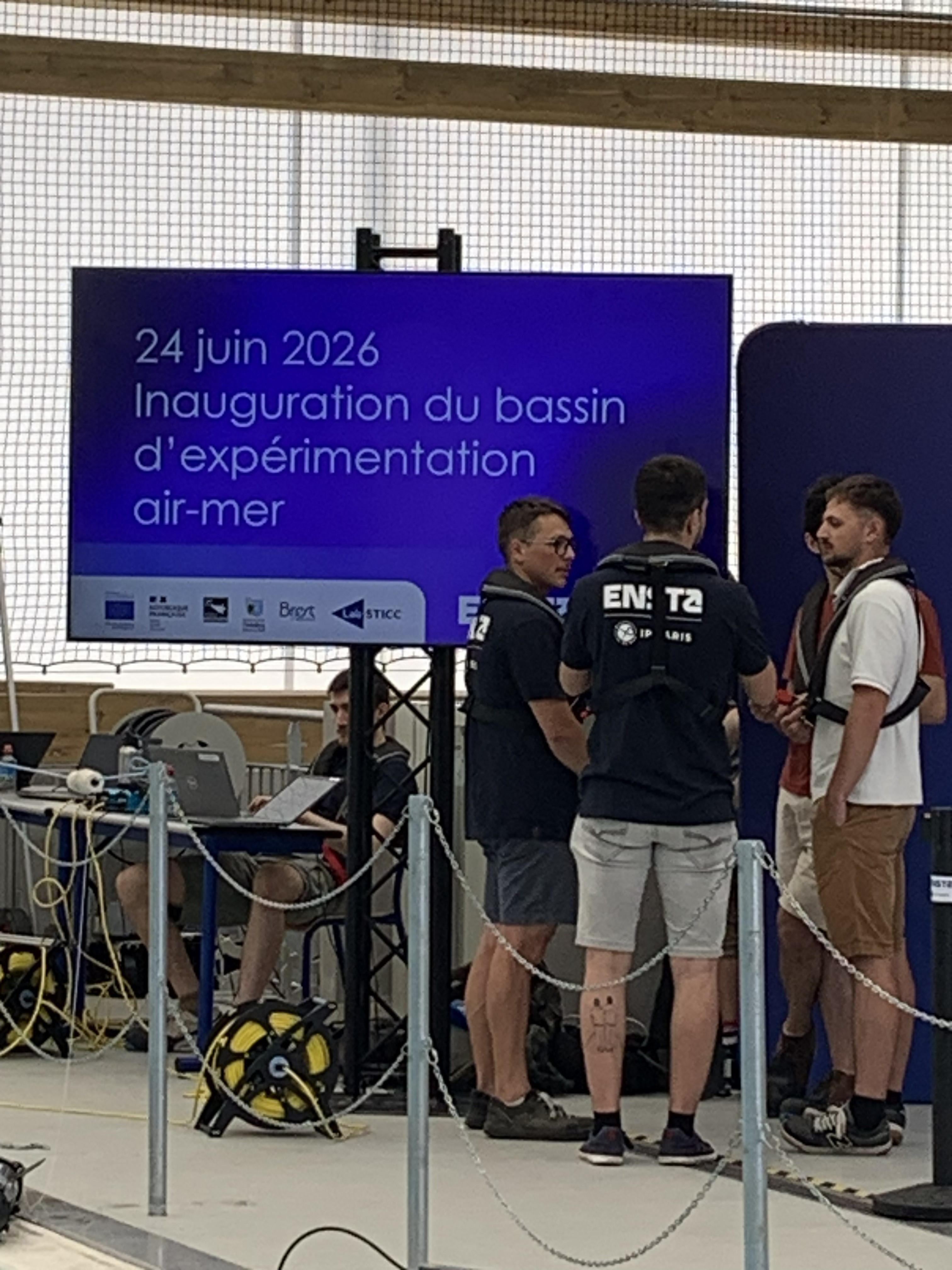 Des étudiants de l'ENSTA lors de l'inauguration du bassin d'expérimentation air-mer, se préparant pour une démonstration. Crédit photo : Campus mondial de la mer