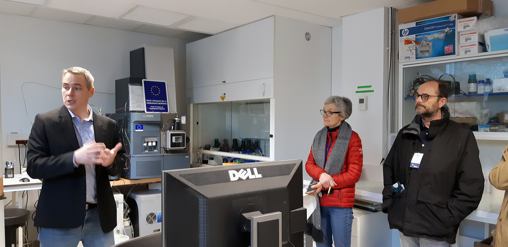 Cédric Leroux présente la plate-forme Métabomer pendant le circuit de visite de la Station Biologique de Roscoff.