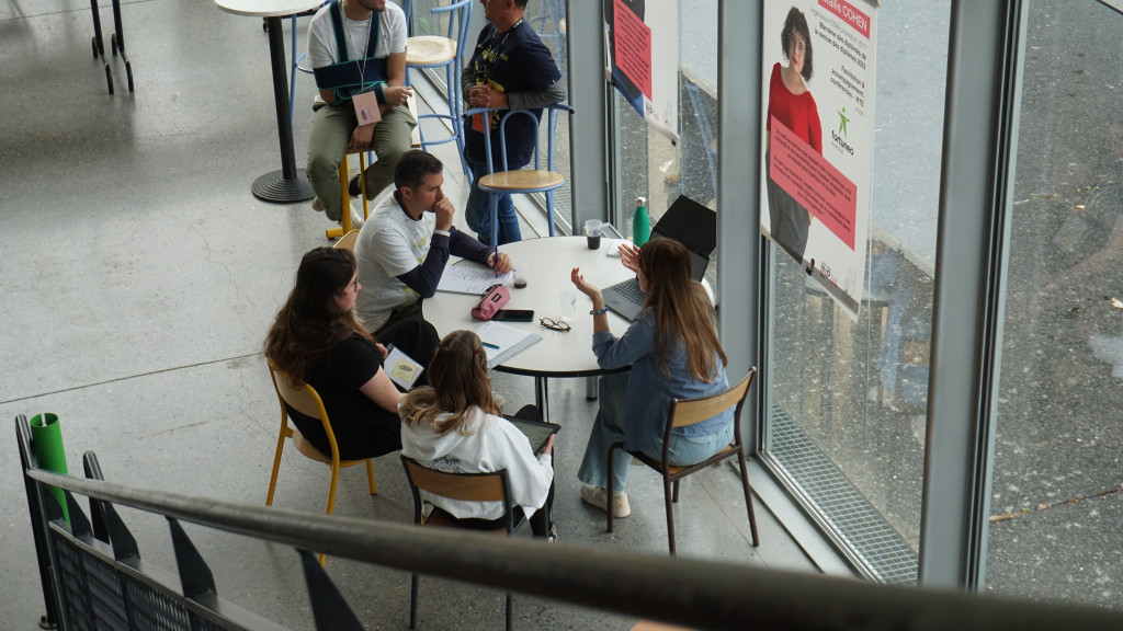 équipe Ocean Hackathon en train de travailler assis dans le hall autour d'une table
